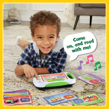 Kid pushes star button. Flash card reader says, Come on, and read with me!