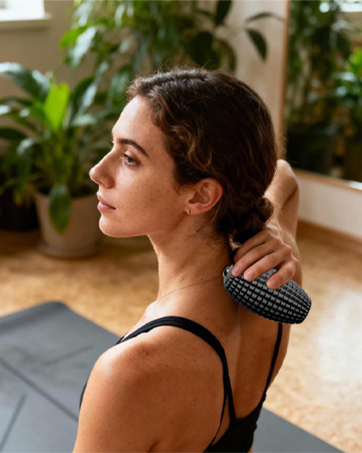 Vibrating massage ball with ball head