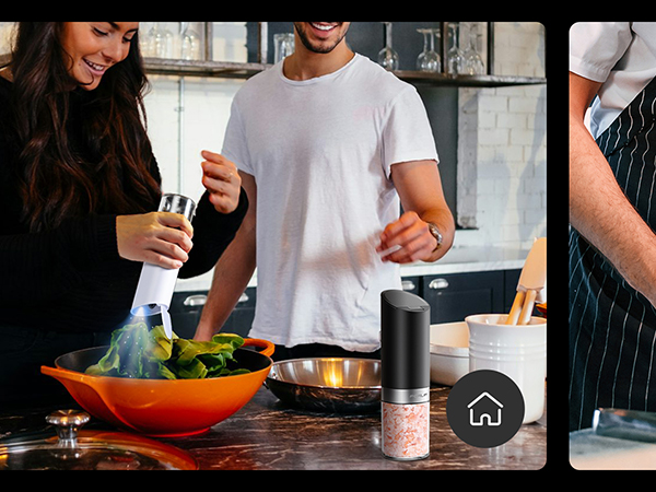 Salt and pepper grinder set