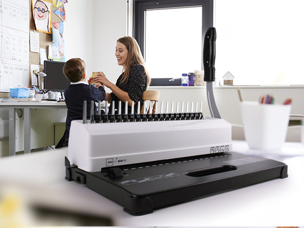 Comb binding machine