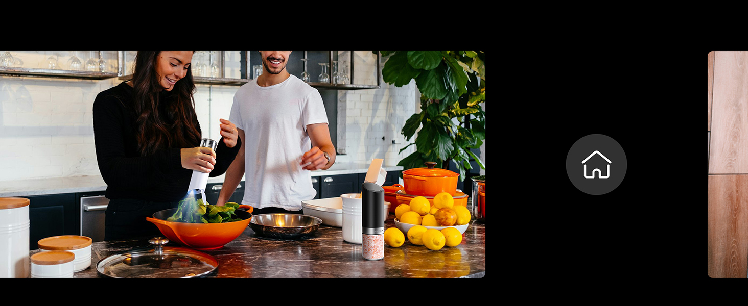 Salt and pepper grinder set