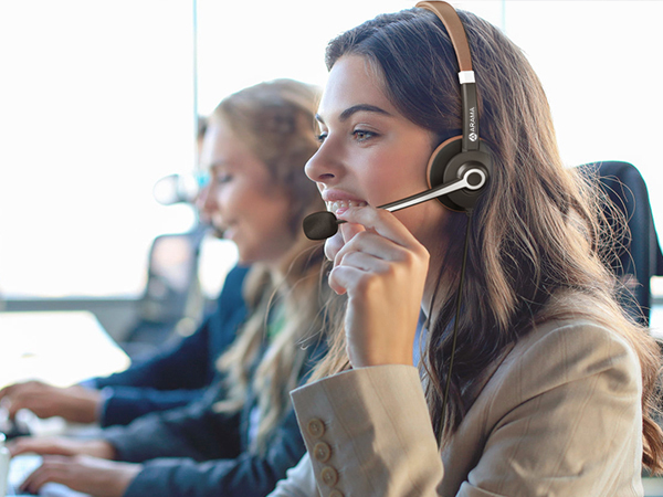 The female operator wearing ARA700 wired headset at work.
