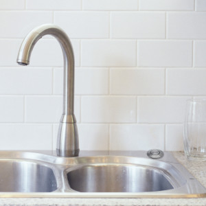 Kitchen sink with air switch button