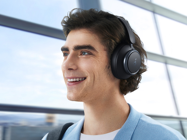 Pioneering double-layer diaphragm drivers produce clear, bright sound with strong bass.