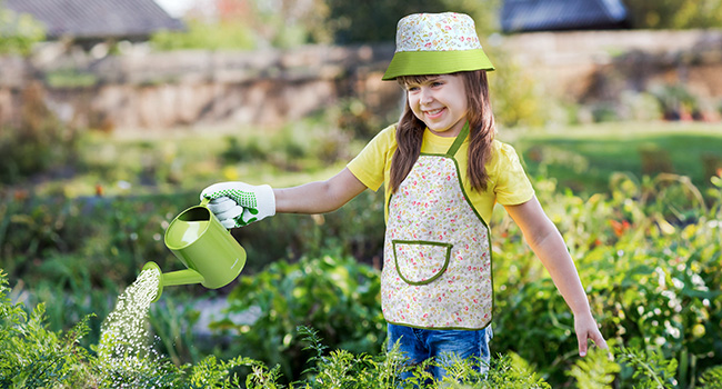 Toddler gardening tools comes with garden hat, watering can and gardening apron