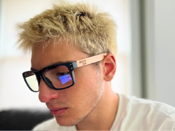 Keep your eyes sharp and fatigue-free with our gaming blue light glasses