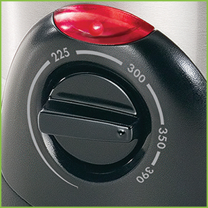 Adjustable thermostat for easy selection of the desired cooking temperature.