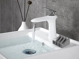 Keep your washbasins clean and tidy with our self-draining silicone soap holder.