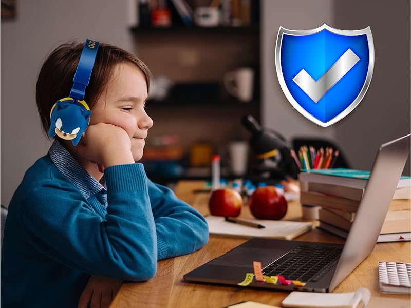 Kid usind Sonid headphones