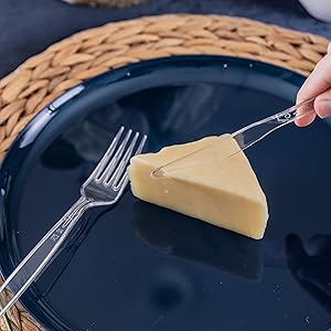 Features a plastic knife designed for evenly slicing and cutting of food