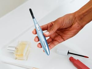 Person holding the eyelash curler.