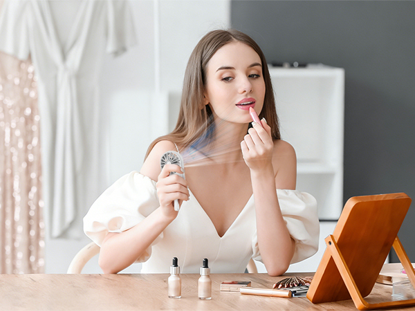Makeup fan