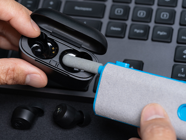 Flocking sponge cleaning charging case