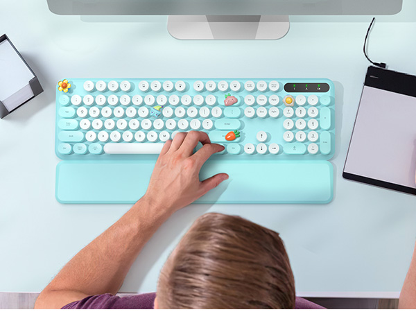The retro wireless keyboard is very suitable for work, business trips, light games and so on