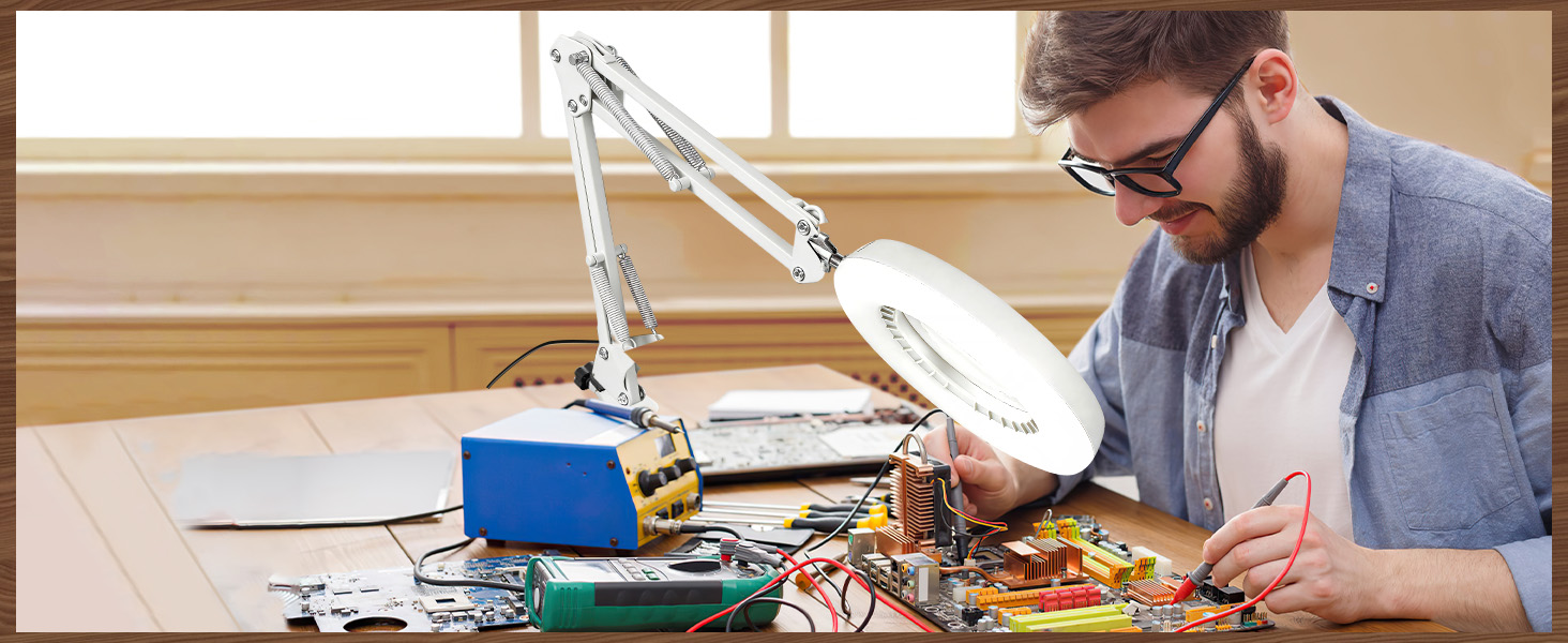 Magnifying Glass with Light and Stand