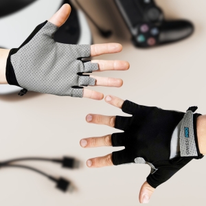 Onissi gaming gloves for pc and console are the perfect choice for sim racers.