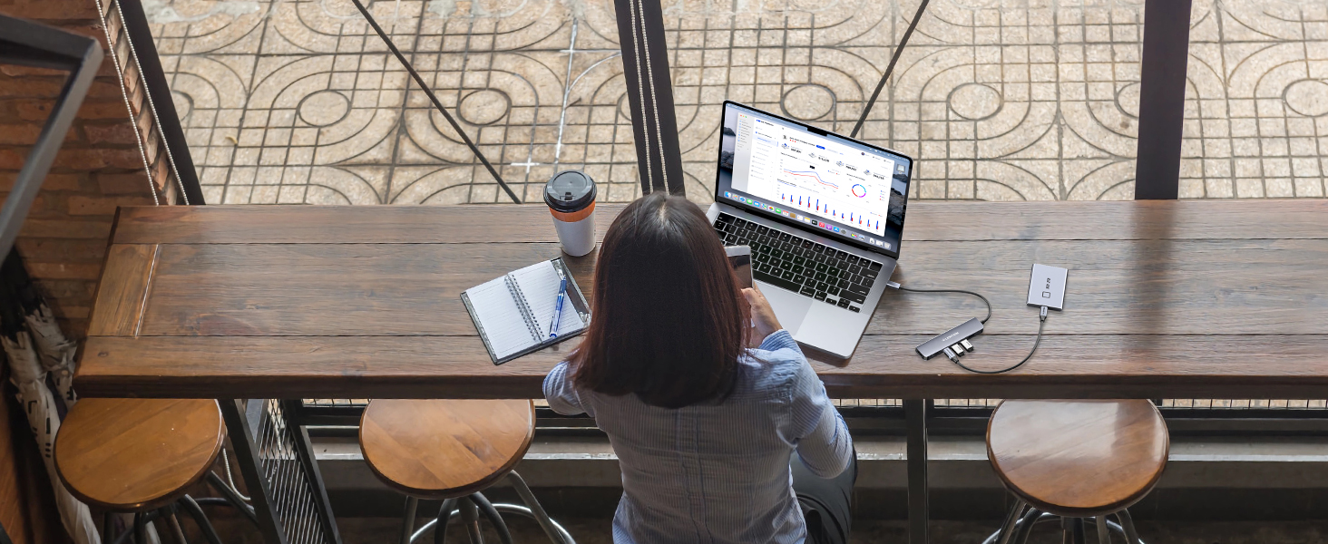 CE35s USB C HUB WITH HIDM