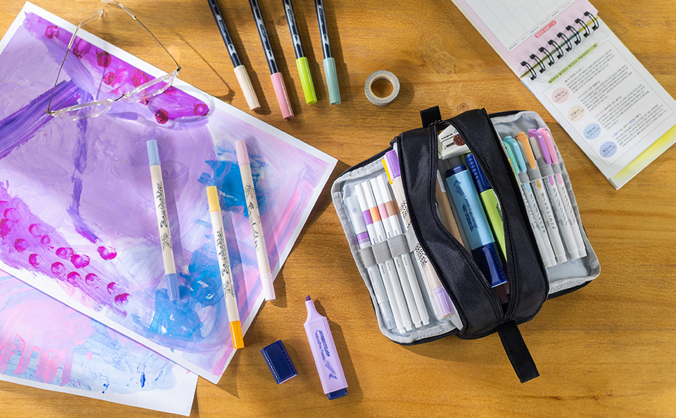 the 4 compartments pencil case, Offers a large capacity while staying compact.