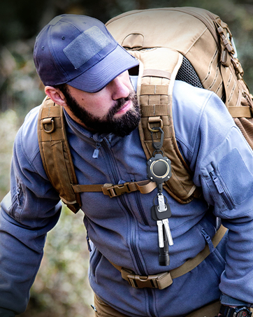 Retractable keychain is a travel companion, accompanying you through the city and the outdoors