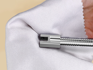 This electric lighter creates a flameless and windproof lighting experience.