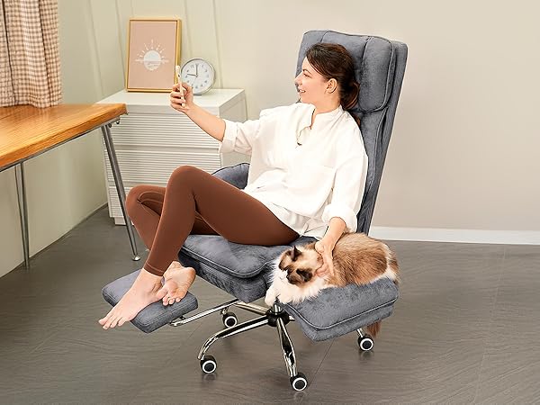 gaming chair with footrest