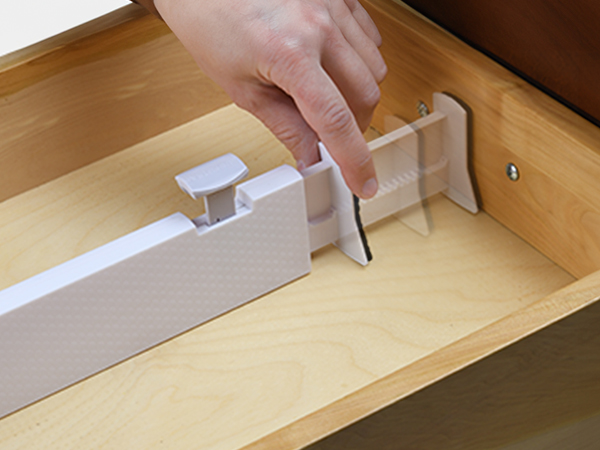 2b Image of the drawer dividers being adjusted and locked into place inside the drawers