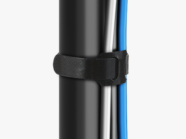 the bike strap is made from carbon fiber and features a carbon fiber design.