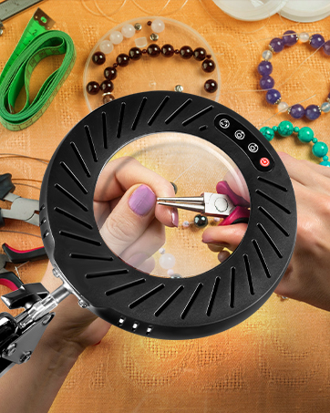 magnifying glass with light and stand