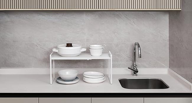 Expandable cabinet shelf