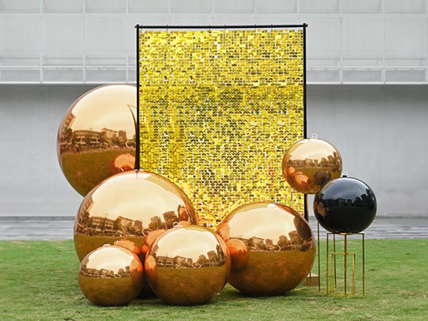 Inflatable mirror ball