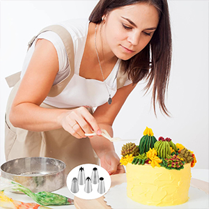 Use large drop flower tip to pipe the beautiful cake!